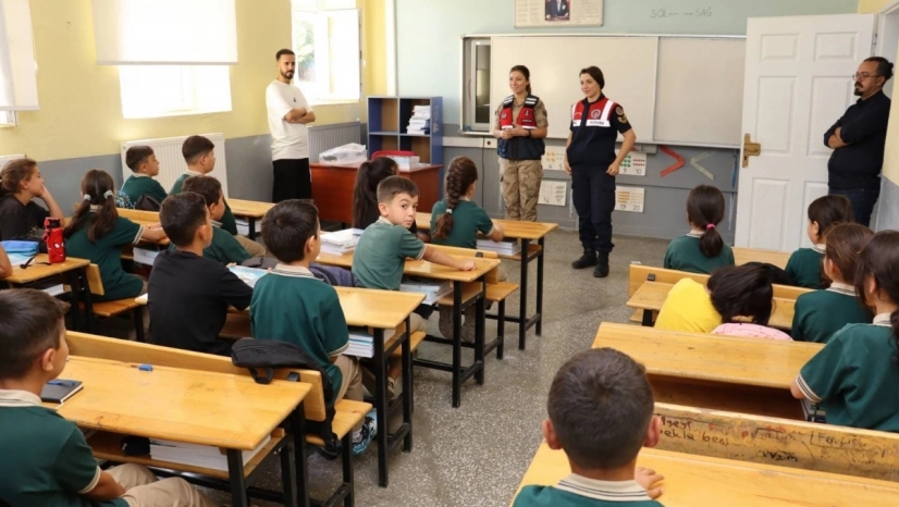Jandarma, İlkokul Çocuklarının İlk Gün Heyecanına Ortak Oldu