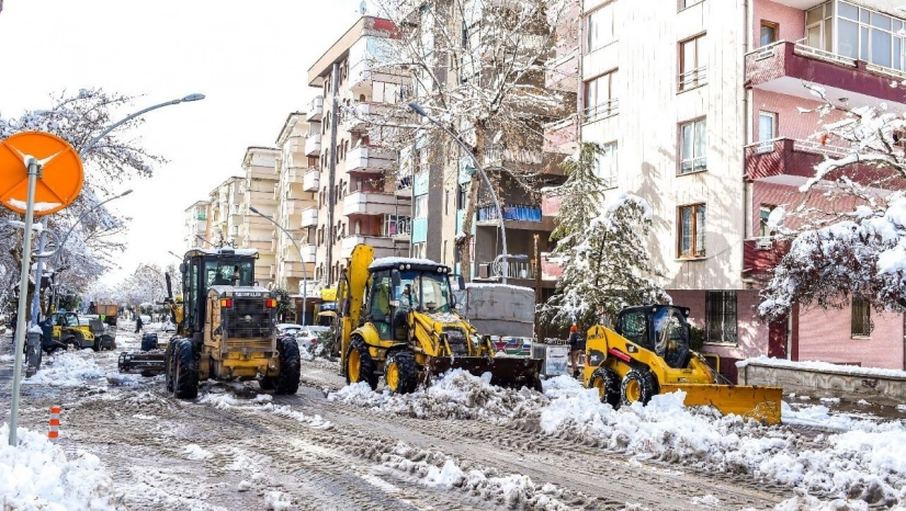 Kardan kapanan yollar yeniden ulaşıma açılıyor