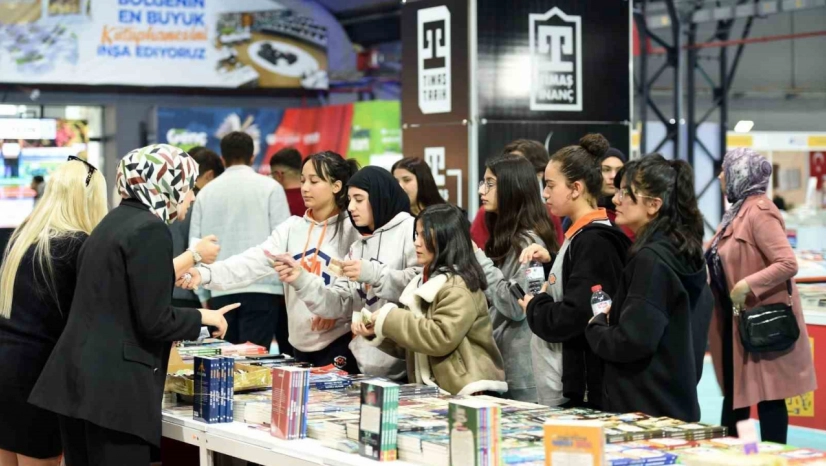 Kitap fuarına 7'den 70'e yoğun katılım