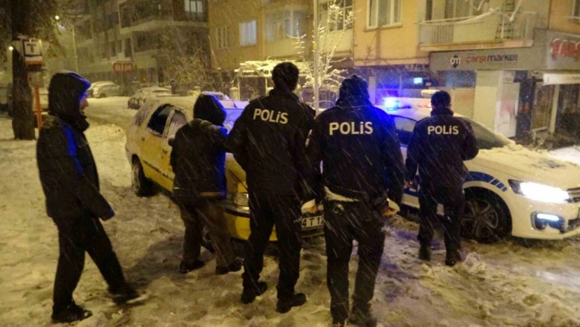 Yoğun kar yağışı ağaçları devirdi