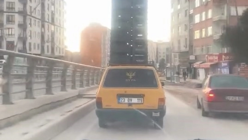 Otomobilin tavanında sebze kasaları taşıdı, trafiği tehlikeye attı