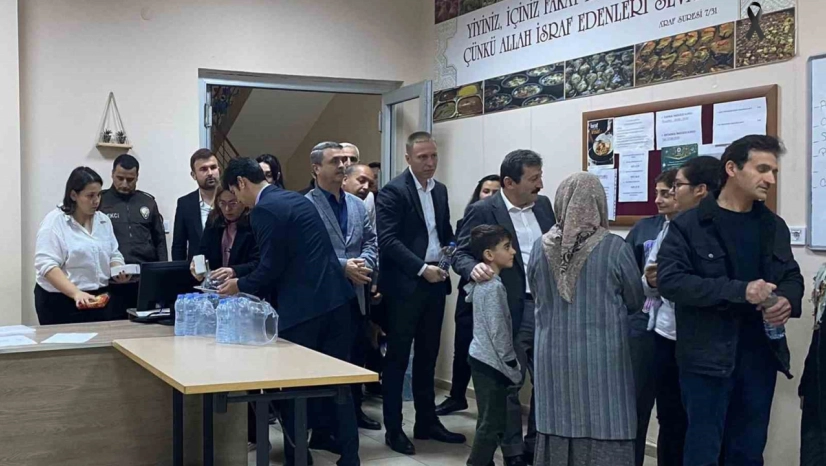 Vali Tavlı, Milas'ta depremzedelerle iftar yaptı