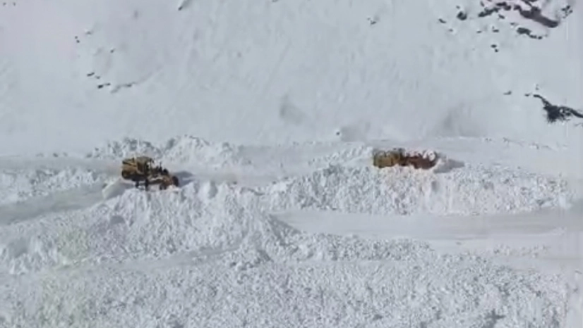 Van Bahçesaray'da mezra yoluna çığ düştü