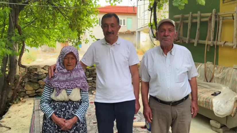 Yaşlı çift, iki katlı evini jandarmaya bağışladı