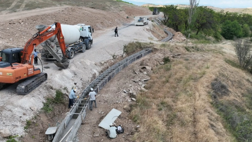 Çayırköy'de sulama kanalı yapılıyor