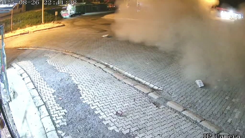 Elazığ'da freni boşalan tırın kaza anı kamerada