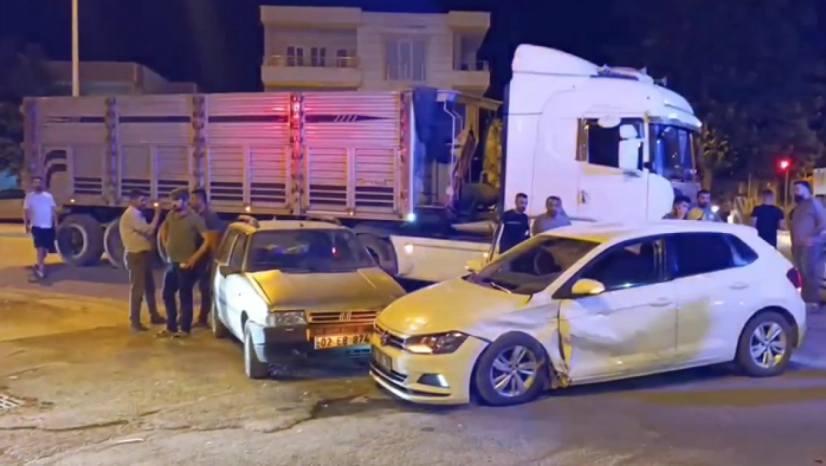 İki otomobille tır çarpıştı