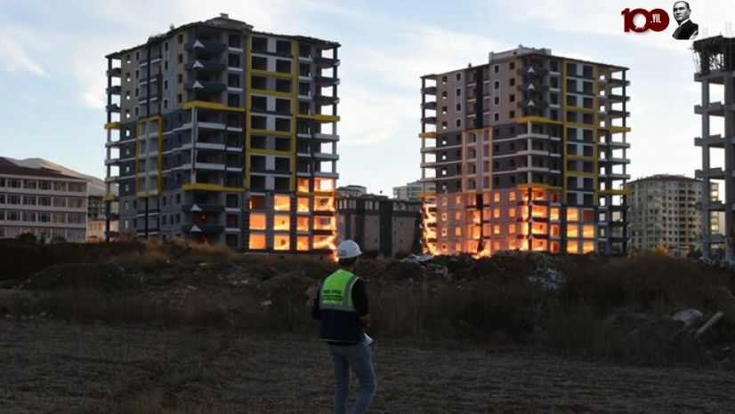 Malatya'da ağır hasarlı iki bina patlayıcı kullanılarak yıkıldı
