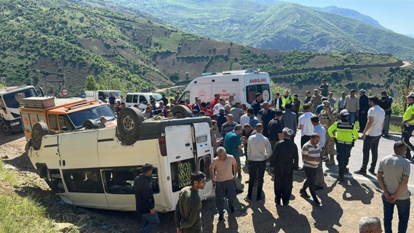 Öğrenci servisinin devrilmesi sonucu 14 kişi yaralandı