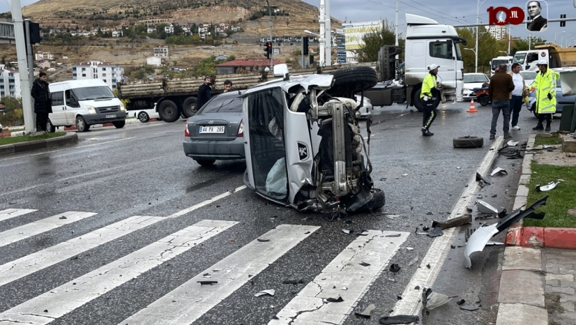 Otomobille çarpışan hafif ticari araç devrildi