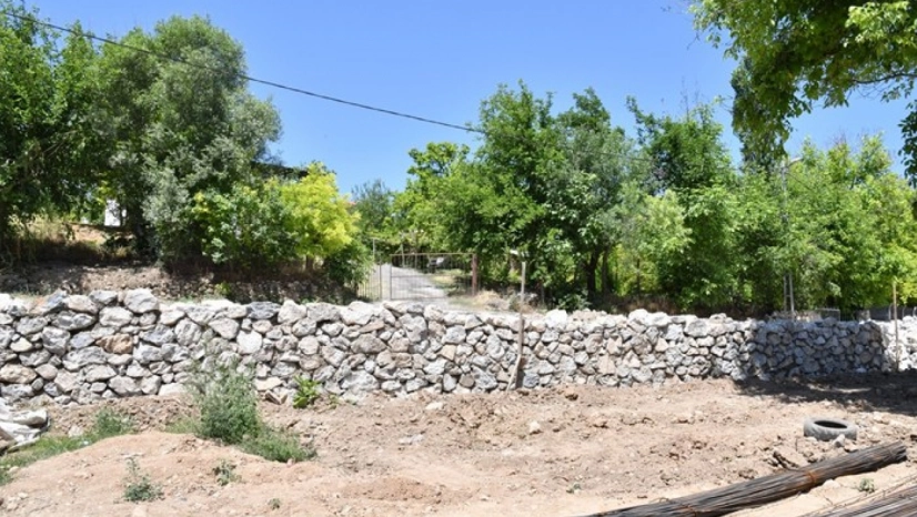 Yol Güvenliği İçin Taş Duvar Çalışması Yapıyor