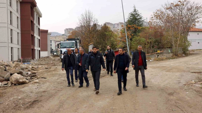 Devrilen otomobildeki 4 kişi yaralandı