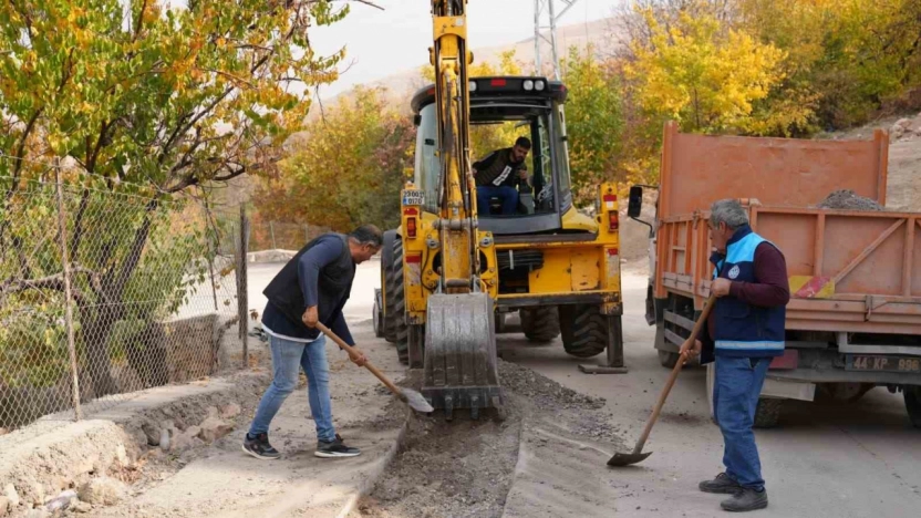 Çamurlu Mahallesi'nde asfalt yama çalışması yaptı