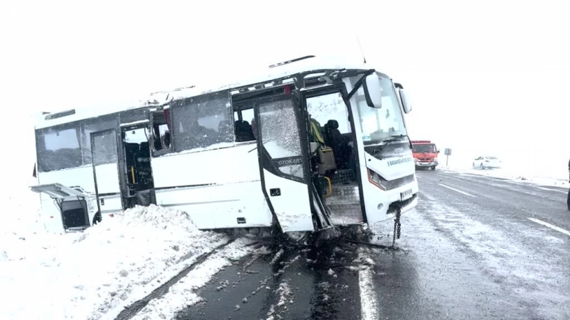 Cenazeye Giden Midibüs Devrildi: 3'ü Ağır 22 Yaralı