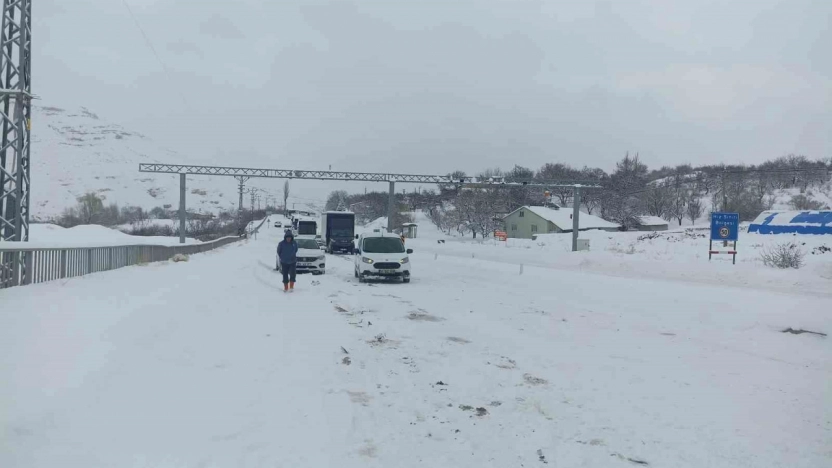 Kayseri-Malatya kara yolunda mahsur kalan yolcular, Gürün ilçesinden uğurlandı