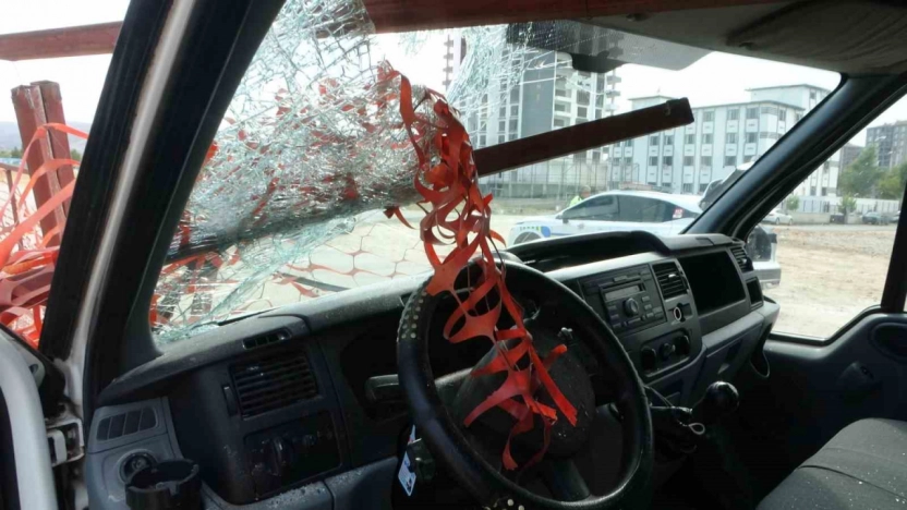 Kafasına demir korkuluk saplanan sürücü kurtarılamadı