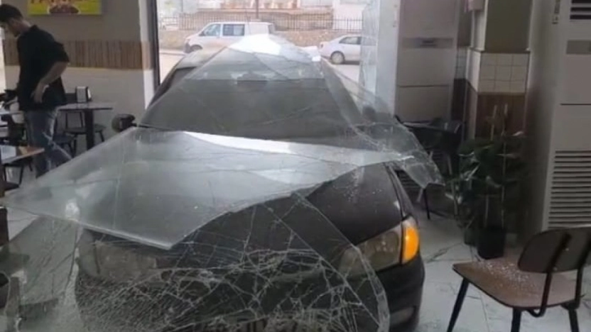 Kontrolden çıkan araç dönerciye girdi