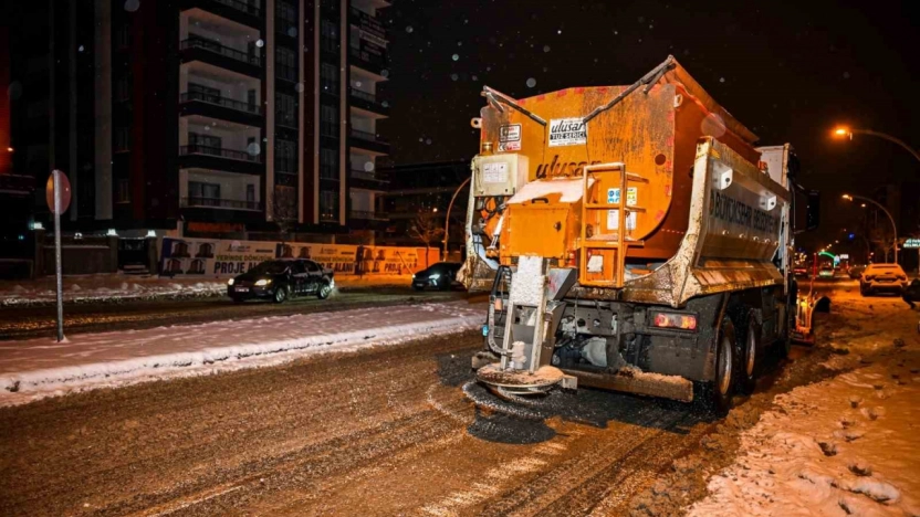 Malatya Büyükşehir Belediyesi karla mücadelede 7/24 sahada