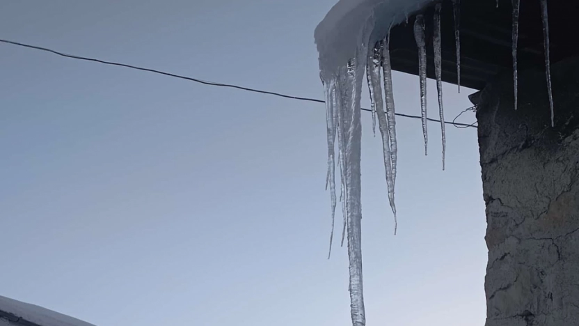 Malatya'da buz sarkıtları metreyle ölçüldü