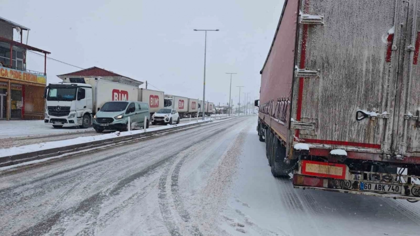 Malatya'da kar yağışı ulaşımı aksattı