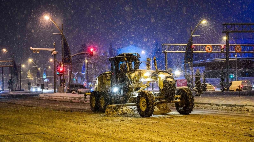 Kardan kapanan yollar açılıyor