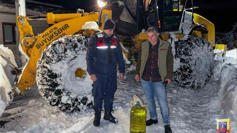 Kardan kapanan yollarda ekipler vatandaşların yardımına koştu