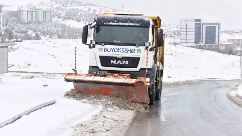 Malatya'da karla mücadele sürüyor