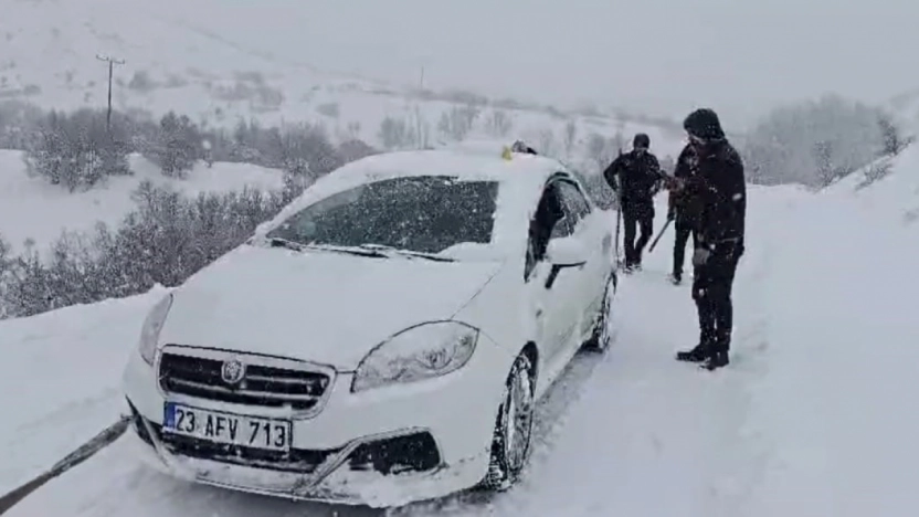 Karlı yolda kalan araç ve hasta vatandaşlara büyükşehir ekipleri yetişti