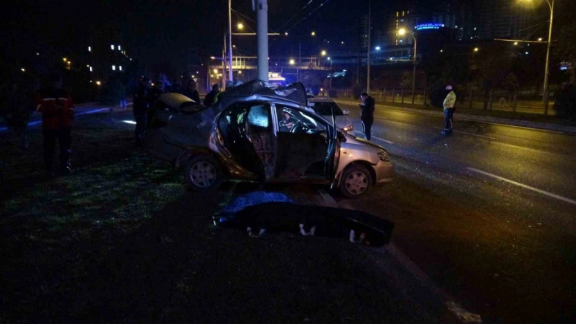 Kontrolden çıkan araç trambüs direğine çarptı: 1 ölü 1 ağır yaralı