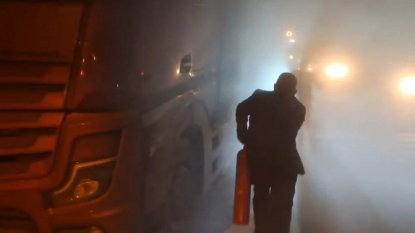 Seyir halindeki tır alev aldı