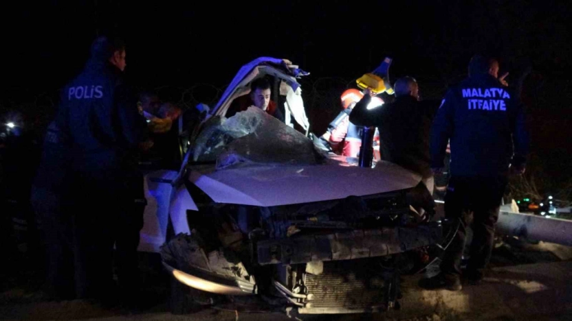 Trambüs direğine çarpan araç kağıt gibi dağıldı: 1'i ağır 2 yaralı