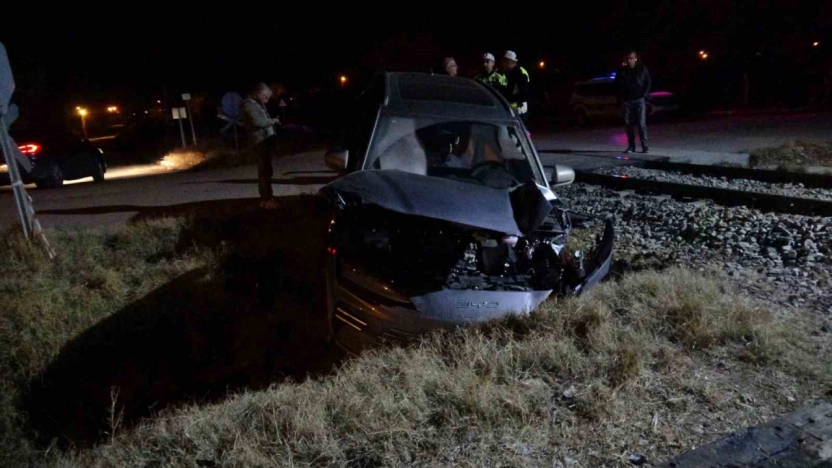 Yük treni hemzemin geçitte otomobile çarptı: 5 yaralı