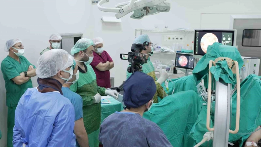 320 kişinin katıldığı canlı cerrahi kursu