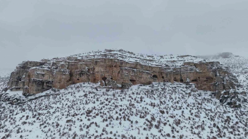 Milyonlarca yıllık vadi beyaza büründü