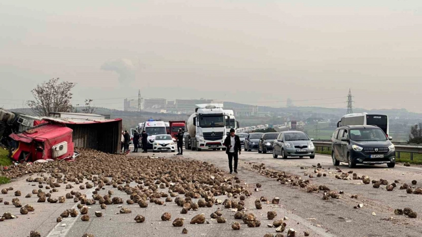 Şeker pancarı yüklü tır 2 araca çarpıp devrildi: 1'i ağır 5 yaralı