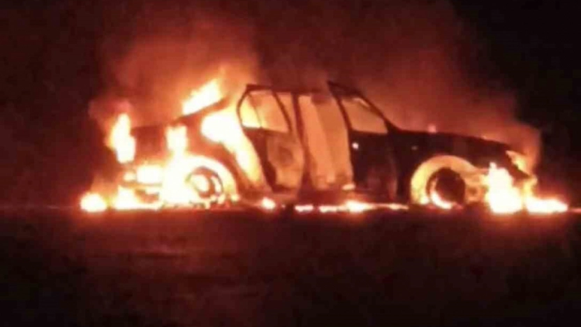 Seyir halindeki otomobil yanarak kullanılamaz hale geldi