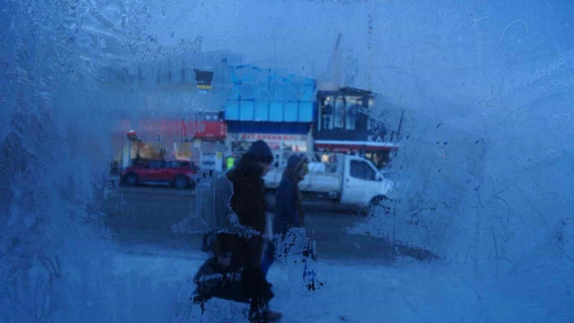 Türkiye'nin en soğuk yeri Erzurum oldu, çeşmeler buz tuttu