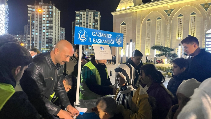 Ülkü Ocakları Gaziantep'ten Miraç Kandili'nde Helva İkramı