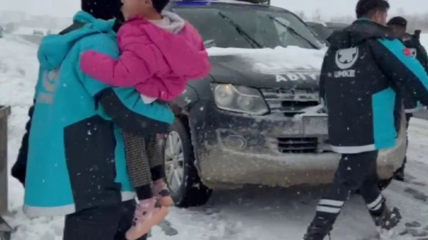 UMKE hasta kurtarmak için karlı yolları aşıyor