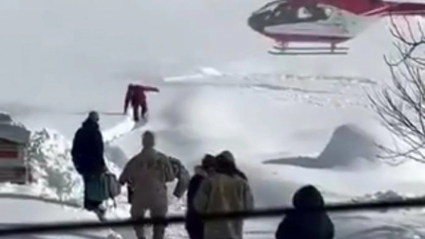 Yolu kapalı mahallede hastalanan bebek, helikopterle hastaneye ulaştırıldı