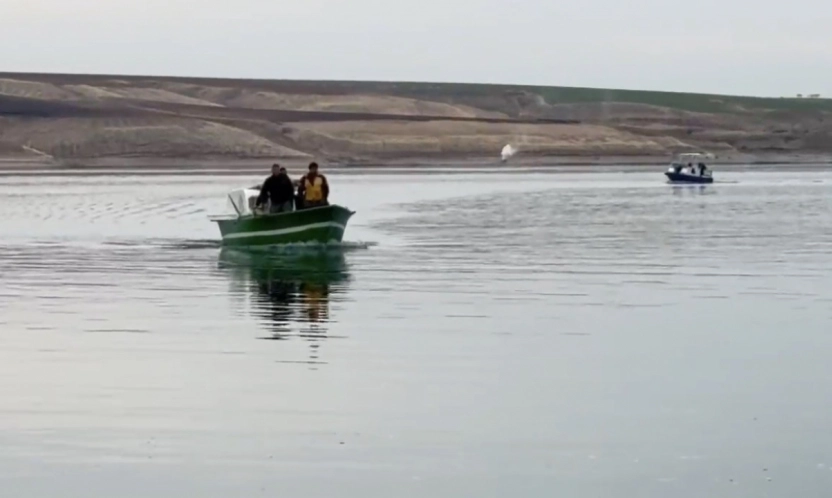 Baraj gölünde tekne alabora oldu: 5 kişiden 1'i kayıp