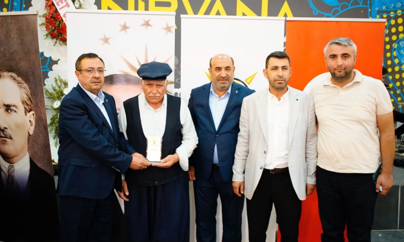 AK Parti Battalgazi'de Mahalle Başkanlarına Plaket Takdimi