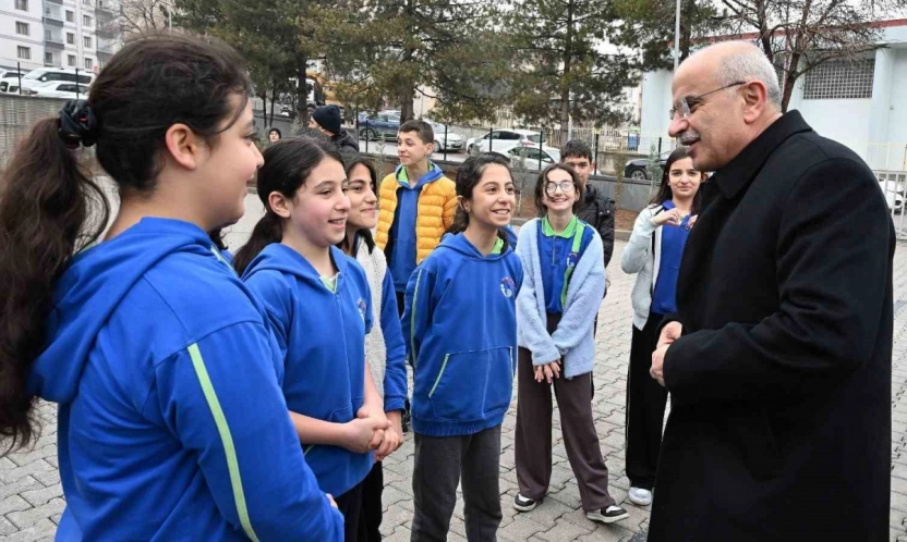 Başkan Er, İnönü Ortaokulu'na konuk oldu