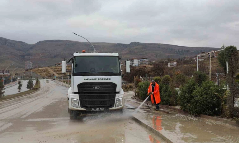Battalgazi Belediyesi'nden Pınarbaşı Göleti çevresinde detaylı temizlik