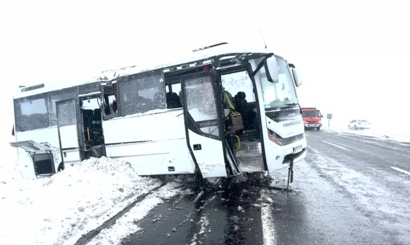 Cenazeye Giden Midibüs Devrildi: 3'ü Ağır 22 Yaralı
