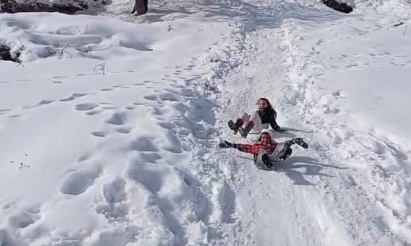 Çocukların karın keyfini tepsi ve bidonlarla çıkardı