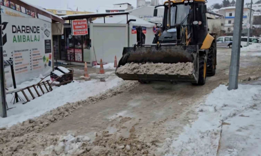 Darende Belediyesi karla mücadelede 7/24 sahada
