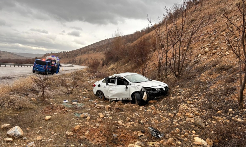 Devrilen otomobilin sürücüsü yaralandı