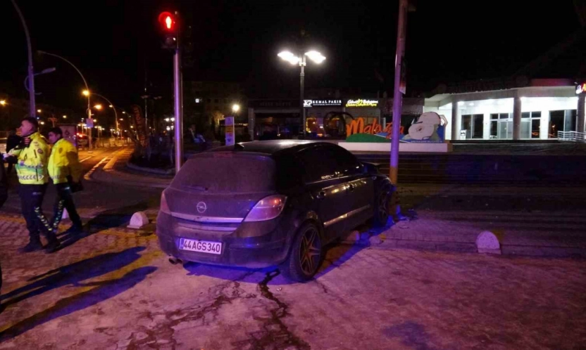 Hafif ticari araçla çarpışan otomobil kaldırıma çıkarak durabildi: 1 yaralı