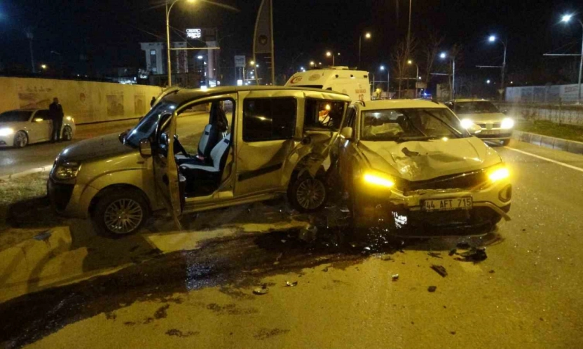 İki Araç Çarpıştı, Yaralanan Olmadı